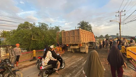 Kisah Pasukan Brimob Sumut Gaspol Perbaiki Jembatan Halangan yang Putus Dalam 3 Hari