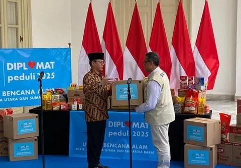 Menteri Luar Negeri RI Sugiono menyerahkan secara simbolik bantuan kemanusiaan untuk korban banjir Sumatera pada Jumat (5/12/2025) di Gedung Pancasila, Jakarta. (Dok. Liputan6.com/Teddy Tri S