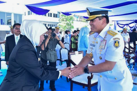 KSAL Laksamana TNI Muhammad Ali bersama Gubernur Jawa Timur Khofifah Indar Parawansa saat upacara peringatan Hari Armada RI di Koarmada II, Surabaya, Jawa Timur, Jumat (05/12/2025).