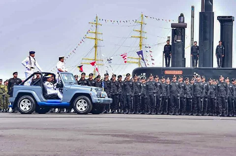 KSAL Laksamana TNI Muhammad Ali menginspeksi pasukan saat upacara peringatan Hari Armada RI di Koarmada II, Surabaya, Jawa Timur, Jumat (05/12/2025).
