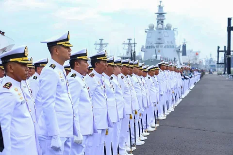 Personel TNI AL  saat mengikuti upacara peringatan Hari Armada RI di Koarmada II, Surabaya, Jawa Timur, Jumat (5/12/2025).