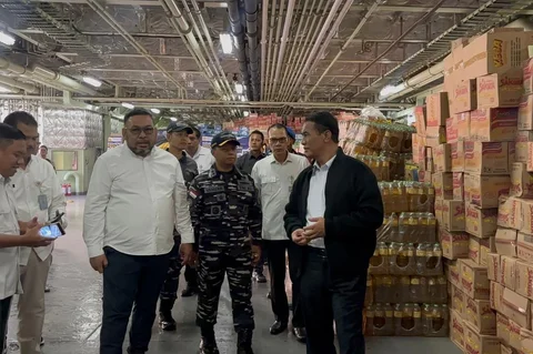 Mentan Amran Kirimkan  Bantuan Bencana Sumatra dengan KRI Banda Aceh