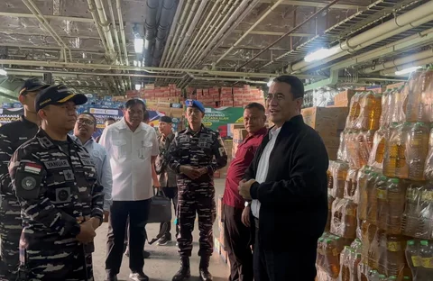 Mentan Amran Kirimkan  Bantuan Bencana Sumatra dengan KRI Banda Aceh
