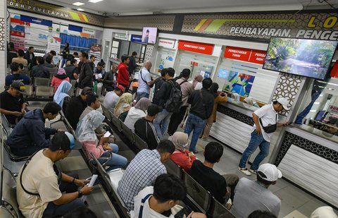 Selain itu, warga yang ingin melakukan balik nama kendaraan bermotor juga akan mendapatkan pembebasan bea balik nama kendaraan bermotor (BBNKB). (merdeka.com/Arie Basuki)