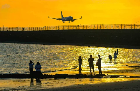 Wisatawan beraktifitas menjelang senja di Pantai Kelan, Badung, Bali
