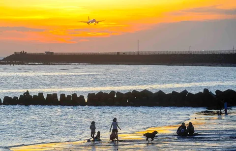 Wisatawan beraktifitas menjelang senja di Pantai Kelan, Badung, Bali