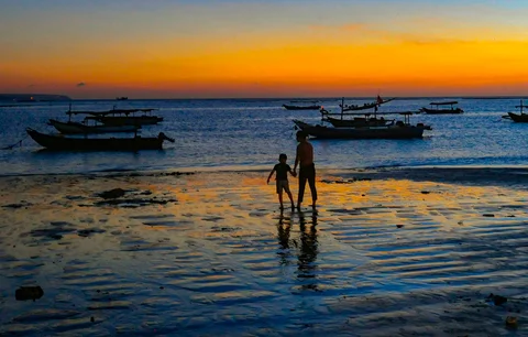 Wisatawan beraktifitas menjelang senja di Pantai Kelan, Badung, Bali