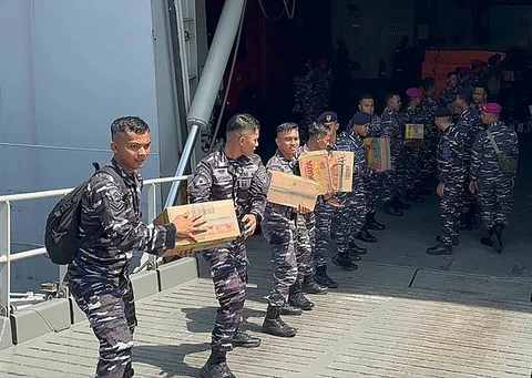 Prajurit TNI AL menurunkan bantuan kemanusiaan untuk segera disalurkan kepada masyarakat. di Dermaga Teluk Bayur, Padang, Sabtu (06/12/2025).