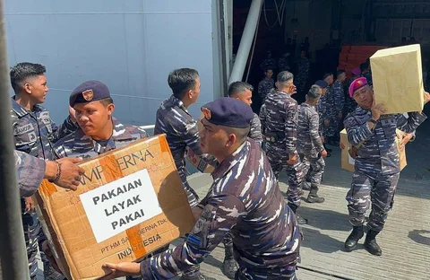 Prajurit TNI AL menurunkan bantuan kemanusiaan untuk segera disalurkan kepada masyarakat. di Dermaga Teluk Bayur, Padang, Sabtu (06/12/2025).