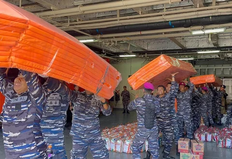Prajurit TNI AL menurunkan bantuan kemanusiaan untuk segera disalurkan kepada masyarakat. di Dermaga Teluk Bayur, Padang, Sabtu (06/12/2025).