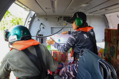 Prajurit TNI AL mendistribusikan bantuan dari Helikopter Panther HS-1311 AS 565 di Desa Lapan Lombu, Sibolga, Sabtu (06/12/2025).