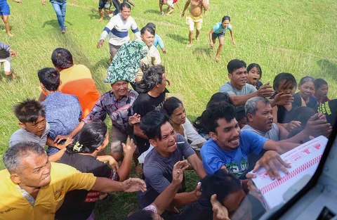 Prajurit TNI AL menurunkan bantuan kemanusiaan untuk segera disalurkan kepada masyarakat. di Dermaga Teluk Bayur, Padang, Sabtu (06/12/2025).