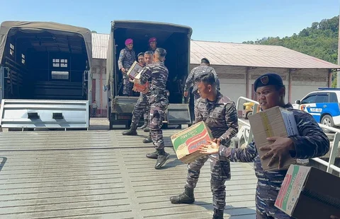 Prajurit TNI AL menurunkan bantuan kemanusiaan untuk segera disalurkan kepada masyarakat. di Dermaga Teluk Bayur, Padang, Sabtu (06/12/2025).