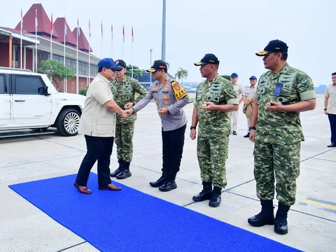 Meninjau Langsung, Prabowo Pastikan Penanganan Banjir Aceh Berjalan Optimal