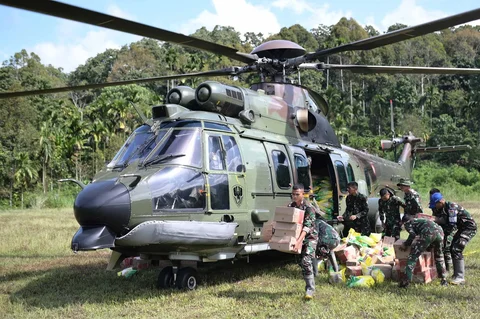 Prajurit TNI AD menurunkan bantuan kemanusiaan di daerah terdampak banjir di Aceh Tengah, Indonesia, Sabtu (06/12/2025).