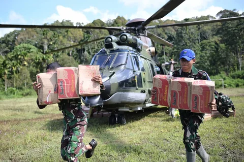Prajurit TNI AD menurunkan bantuan kemanusiaan di daerah terdampak banjir di Aceh Tengah, Indonesia, Sabtu (06/12/2025).