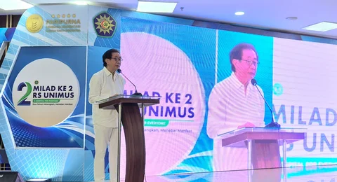 Direktur Sido Muncul, Dr. (H.C.) Irwan Hidayat memberikan sambutan di acara Bakti Sosial Operasi Katarak Gratis di RS UNIMUS.