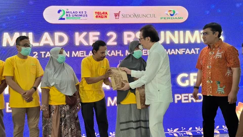 Direktur Sido Muncul, Dr. (H.C.) Irwan Hidayat didampingi Wakil Ketua Perdami Jateng, Dr. dr. Trilaksana Nugroho, M.Kes, FISCM, Sp.M(K) menyerahkan bingkisan kepada para pasien.