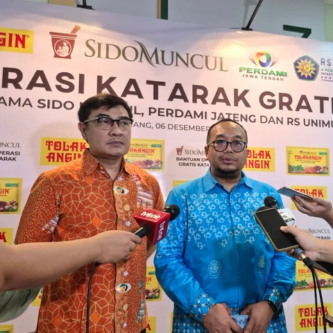 Direktur RS UNIMUS, dr. M. Riza Setiawan, MOSH, FISQua bersama Wakil Ketua PERDAMI Dr. dr. Trilaksana Nugroho, M.Kes, FISCM, Sp.M(K).