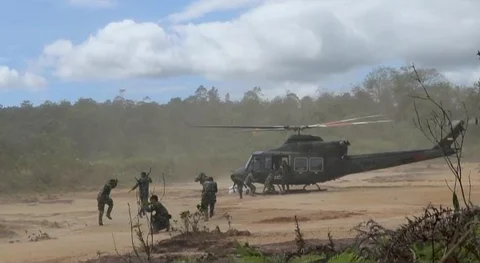 Prajurit TNI AD saat mendistribusikan bantuan kemanusiaan warga terdampak bencana Sumatera di Desa Pagaran Lambung 1, Kecamatan Adian Koting, Tapanuli Utara, Sumatra Utara.