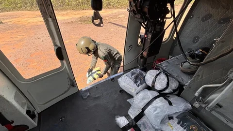 Prajurit TNI AD saat mendistribusikan bantuan kemanusiaan warga terdampak bencana Sumatera di Desa Pagaran Lambung 1, Kecamatan Adian Koting, Tapanuli Utara, Sumatra Utara.