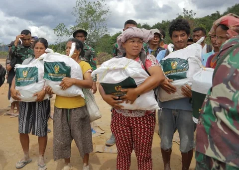 Prajurit TNI AD saat mendistribusikan bantuan kemanusiaan warga terdampak bencana Sumatera di Desa Pagaran Lambung 1, Kecamatan Adian Koting, Tapanuli Utara, Sumatra Utara.