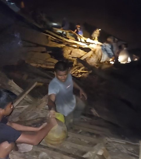 Aksi Heroik Penyaluran LPG Melintasi Jembatan Putush di Aceh
