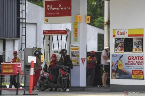 Kelangkaan bahan bakar minyak (BBM) di SPBU Shell disebabkan kendala pengadaan dan penyaluran, sementara pemerintah tengah berkoordinasi untuk memastikan ketersediaan BBM.