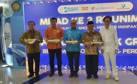 Dr. (H.C.) Irwan Hidayat memberikan penghargaan berupa plakat Sido Muncul kepada pihak-pihak yang menyukseskan kegiatan operasi mata katarak gratis. (ki-ka:) Rektor UNIMUS Prof. Dr. Masrukhi, M.Pd, Wakil Ketua PERDAMI Jateng Dr. dr. Trilaksana Nugroho, M.Kes, FISCM, Sp.M(K), Direktur RS UNIMUS dr. M. Riza Setyawan, MOSH, Mendikdasmen Prof. Dr. Abdul Mu'ti, M.Ed., dan Direktur Sido Muncul, Dr. (H.C.) Irwan Hidayat.