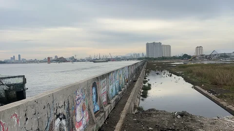 Tanggul pengaman pantai Nizam Zachman, Muara Baru, Penjaringan, Jakarta Utara, Senin (8/12/2025).