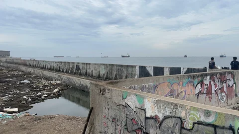 Tanggul pengaman pantai Nizam Zachman, Muara Baru, Penjaringan, Jakarta Utara, Senin (8/12/2025).