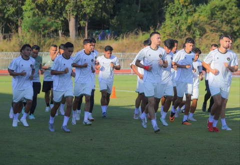 Pemain Timnas Indonesia U-22 saat melakukan sesi latihan di Rajamangala University of Technology Lanna Stadium, Doi Saket, Chiang Mai pada Minggu (7/12/2025) sore waktu setempat.