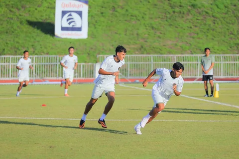 Pemain Timnas Indonesia U-22 saat melakukan sesi latihan di Rajamangala University of Technology Lanna Stadium, Doi Saket, Chiang Mai pada Minggu (7/12/2025) sore waktu setempat.