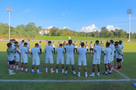Pemain Timnas Indonesia U-22 saat melakukan sesi latihan di Rajamangala University of Technology Lanna Stadium, Doi Saket, Chiang Mai pada Minggu (7/12/2025) sore waktu setempat.