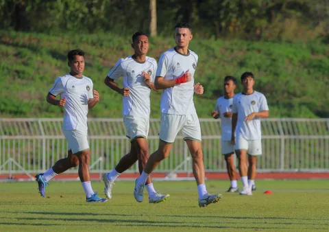 Pemain Timnas Indonesia U-22 saat melakukan sesi latihan di Rajamangala University of Technology Lanna Stadium, Doi Saket, Chiang Mai pada Minggu (7/12/2025) sore waktu setempat.