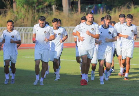 Pemain Timnas Indonesia U-22 saat melakukan sesi latihan di Rajamangala University of Technology Lanna Stadium, Doi Saket, Chiang Mai pada Minggu (7/12/2025) sore waktu setempat.
