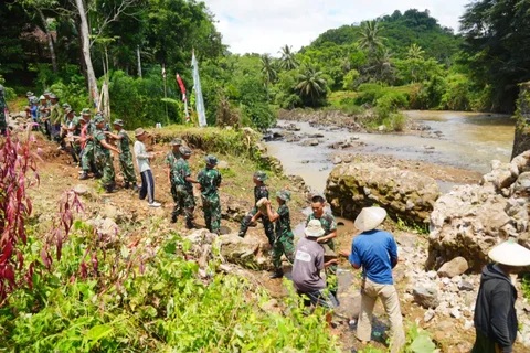 Pembangunan jembatan gantung di Desa Sirnasari, Kecamatan Surade, Kabupaten Sukabumi.