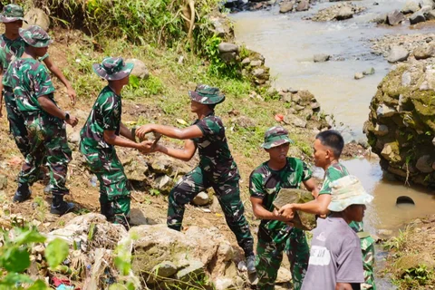 Pembangunan jembatan gantung di Desa Sirnasari, Kecamatan Surade, Kabupaten Sukabumi.