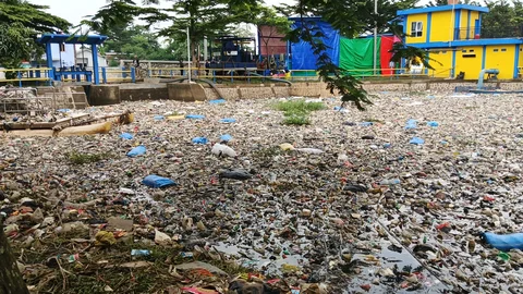 Sampah Memenuhi Oxbow Citarum, Bau Tak Sedap Begitu Menyengat
