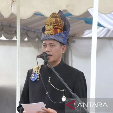 Bupati Aceh Selatan Mirwan MS mengeluarkan imbauan tegas kepada pedagang dan distributor untuk tidak menaikkan harga bahan pokok di tengah bencana banjir, demi meringankan beban masyarakat yang terdampak.