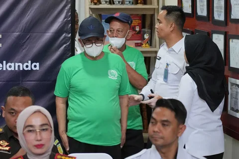 Warga negara Belanda yang terancam hukuman mati, Siegfried Mets (belakang), dan yang menjalani hukuman penjara seumur hidup, Ali Tokman (kiri), menghadiri upacara serah terima antara perwakilan pemerintah Indonesia dan Belanda sebelum mereka dipulangkan ke Belanda, di Lembaga Pemasyarakatan Cipinang, Jakarta, Indonesia, Senin, (08/12/2025).