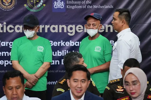 Warga negara Belanda yang terancam hukuman mati, Siegfried Mets (kanan), dan Ali Tokman (kiri), yang menjalani hukuman penjara seumur hidup, menghadiri upacara serah terima antara perwakilan pemerintah Indonesia dan Belanda sebelum mereka dipulangkan ke Belanda, di Lembaga Pemasyarakatan Cipinang, Jakarta, Indonesia, Senin, (08/12/2025).