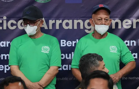 Warga negara Belanda yang terancam hukuman mati, Siegfried Mets (kanan), dan Ali Tokman (kiri), yang menjalani hukuman penjara seumur hidup, menghadiri upacara serah terima antara perwakilan pemerintah Indonesia dan Belanda sebelum mereka dipulangkan ke Belanda, di Lembaga Pemasyarakatan Cipinang, Jakarta, Indonesia, Senin, (08/12/2025).