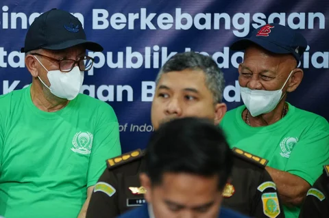 Warga negara Belanda yang terancam hukuman mati, Siegfried Mets (kanan), dan Ali Tokman (kiri), yang menjalani hukuman penjara seumur hidup, menghadiri upacara serah terima antara perwakilan pemerintah Indonesia dan Belanda sebelum mereka dipulangkan ke Belanda, di Lembaga Pemasyarakatan Cipinang, Jakarta, Indonesia, Senin, (08/12/2025).