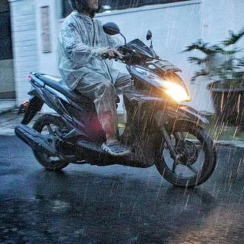 Musim hujan merupakan tantangan bagi pemilik motor di Indonesia (wahanahonda.com)