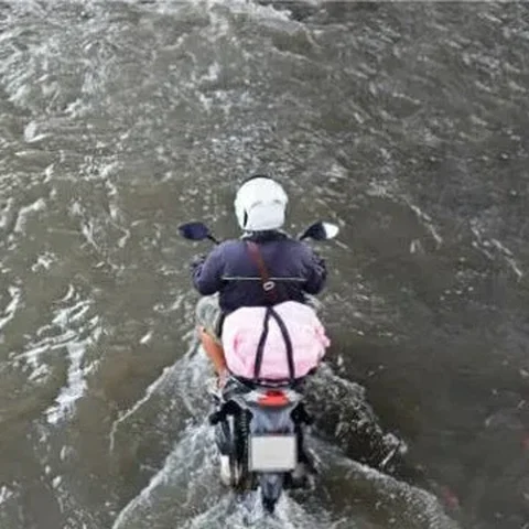 Motor menerobos banjir sebabkan kerusakan pada sistem kelistrikan dan komponen dalam mesin (Suzuki)