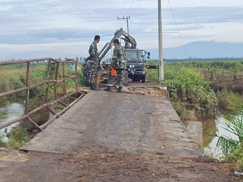 Laksanakan Perintah Kasad, Kodam XX/TIB Bangun Jembatan Bailey di Sikabau