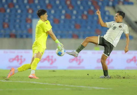 Pemain Timnas Indonesia U-22, Rayhan Hannan berusaha merebut bola dari kiper Filipina U-22, Nicholas Guimaraes, dalam pertandingan Grup C SEA Games 2025 yang berlangsung di 700th Anniversary Stadium., Senin (08/12/2025) malam.