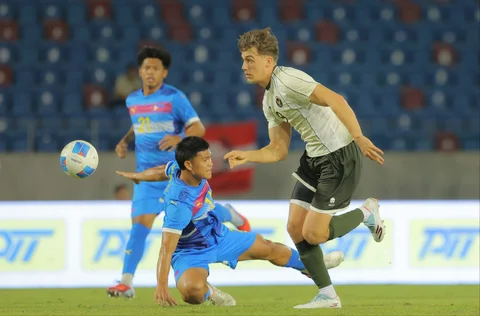 Pemain Timnas Indonesia U-22, Mauro Zijlstra, berupaya untuk mengelak dari hadangan pemain Filipina U-22 dalam pertandingan Grup C SEA Games 2025 yang berlangsung di 700th Anniversary Stadium., Senin (08/12/2025) malam.