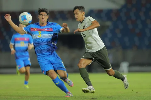 Pemain Timnas Indonesia U-22, Dony Tri Pamungkas memperebutkan bola dengan Gabriel Guimaraes dari Filipina U-22 dalam pertandingan Grup C SEA Games 2025 yang berlangsung di 700th Anniversary Stadium., Senin (08/12/2025) malam.